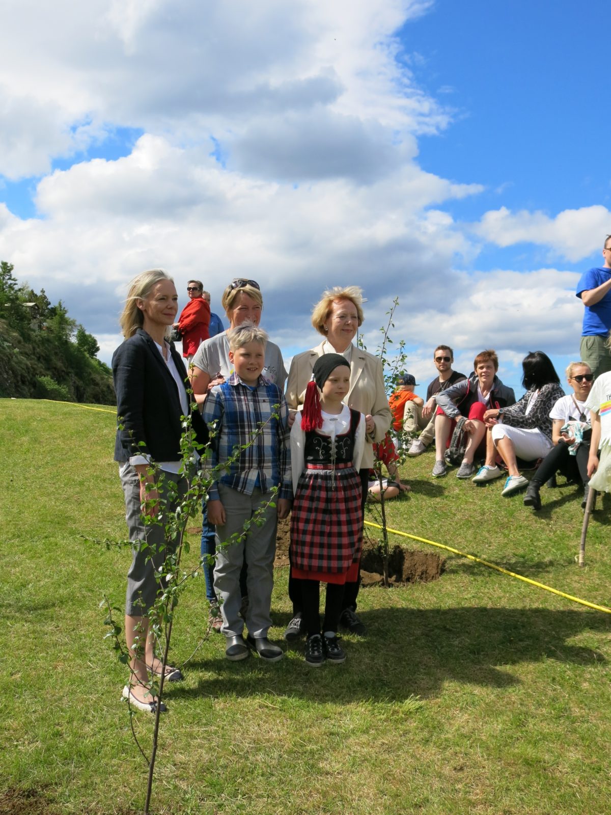 Vigdís Finnbogadóttir við gróðursetningu í Borgarnesi árið 2015, en það ár var efnt til gróðursetninga víða um land í tilefni þess að þá voru 35 ár liðin frá því hún var kosin forseti (Mynd: RF).